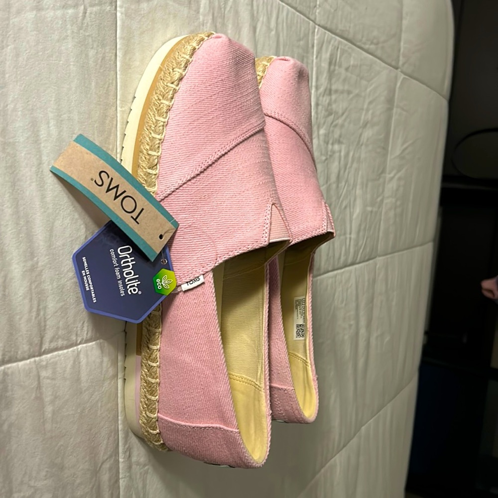 TOMS Women’s Alpargata platform rope, slip on flats. NWT
